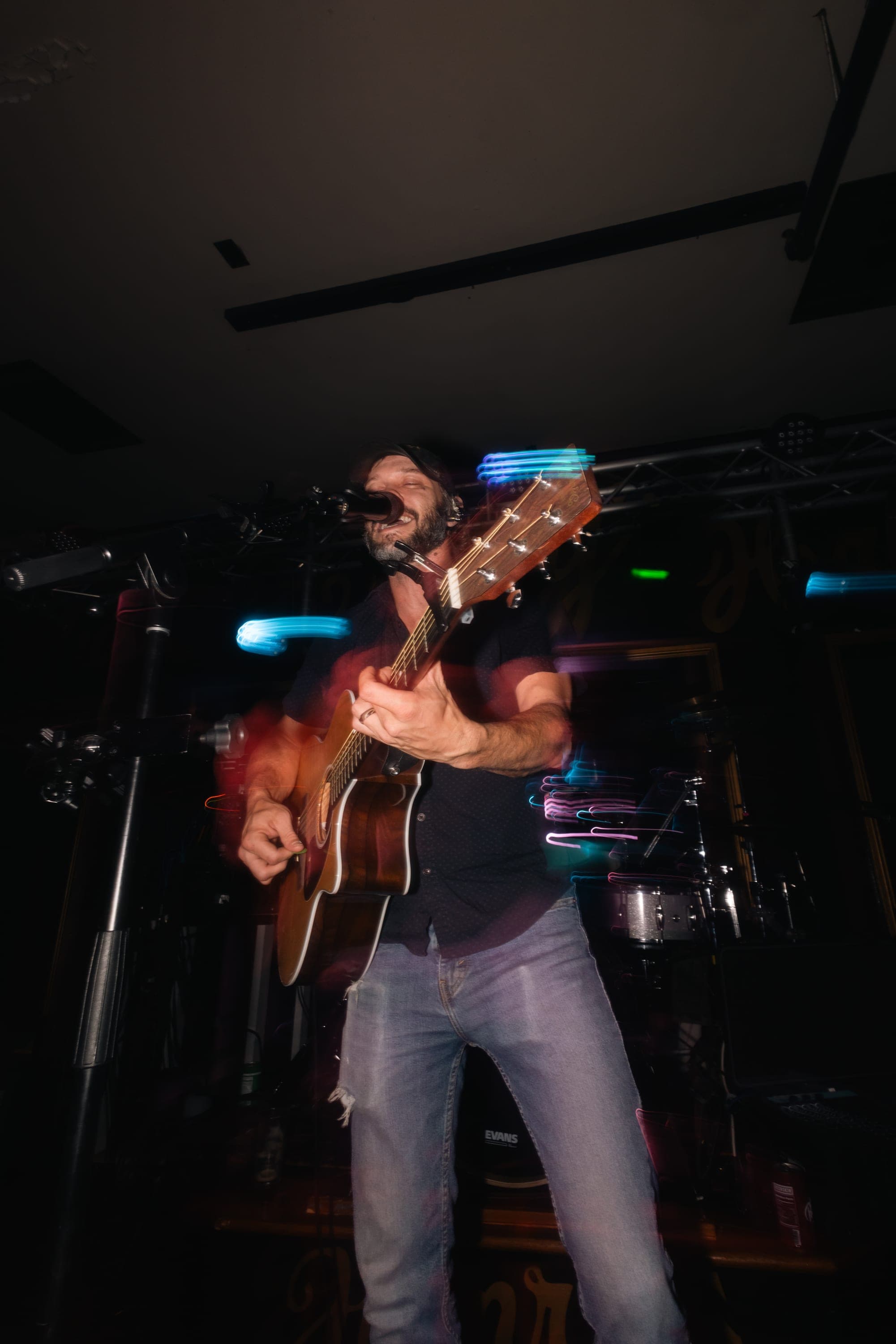 Long exposure of the acoustic player mid-song